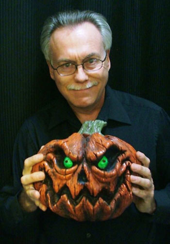 David J. Skal con una calabaza de Halloween
